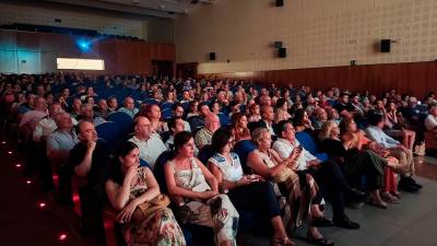 Autoridades municipales y vecinos de diferentes pueblos implicados atienden durante la asamblea celebrada en el Teatro “María Bellido” de Porcuna.