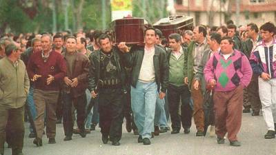 Familiares y amigos de las víctimas acompañaron a los restos mortales hasta la parroquia de la Virgen de Fátima. / Archivo Histórico de Diario JAÉN.