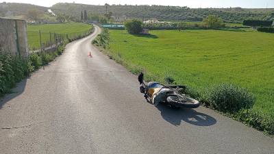 La moto y el lugar donde se produjo el siniestro. / J. R. Hinojosa.