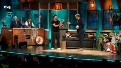Clip rescatado del programa de anoche, cuando Rufián le entrega la botella de aceite a Broncano. / RTVE.