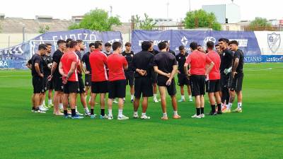 Los jugadores del Linares escuchan las indicaciones de Miguel de la Fuente el pasado viernes. / Antonio del Arco.