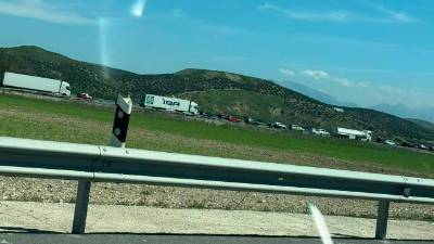 Imagen de las retenciones de tráfico como consecuencia del accidente. 