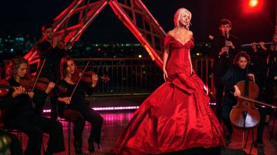 Christina Aguilera, en “Christina Aguilera: Christmas in Paris”.