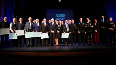Manuel Fernández y Layla Dris-Hach Mohamed junto a las personas distinguidas. / Subdelagación del Gobierno.