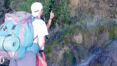 Dos turistas pasean por el Parque Natural de Cazorla, Segura y Las Villas. / Archivo fotográfico Diario JAÉN.