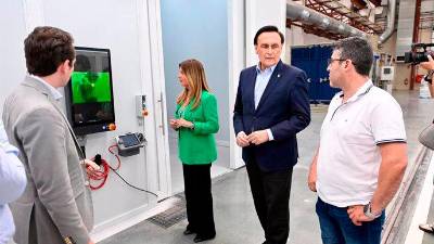 Auxi del Olmo junto a Gómez Villamandos en una de las empresas del parque Santana. 