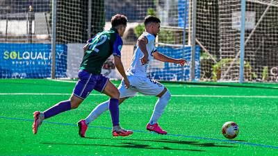 Curro realiza una jugada de ataque del Real Jaén en el segundo periodo. / Miranda López / Real Jaén.