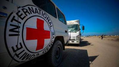 Vehículos del Comité Internacional de la Cruz Roja (CICR) esperan para trasladar a la Franja de Gaza los cadáveres de decenas de palestinos retenidos por Israel. Archivo. / Europa Press.
