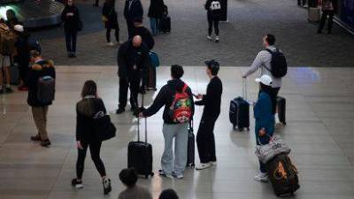 Un grupo de personas en el aeropuerto de LaGuardia, en Nueva York, Estados Unidos. Archivo. / Europa Press.