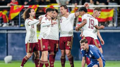 Cucurella, Pedri, Álex Baena, Oyarzábal, Lamine Yamal y Fermín celebran un gol. / Europa Press.