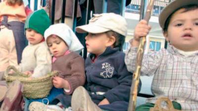 Alumnos de la guardería municipal de Los Villares se vistieron con el traje típico de los aceituneros para aprender a recoger aceituna. / Archivo Histórico de Diario JAÉN.