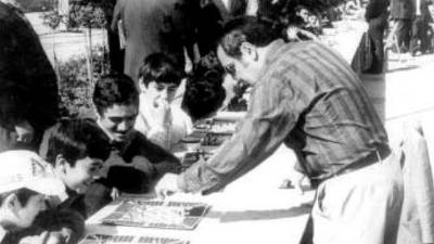 22 de abril de 1979: Simultánea de Ajedrez, Ruiz de Adana frente a decenas de escolares. / Archivo Histórico de Diario JAÉN.