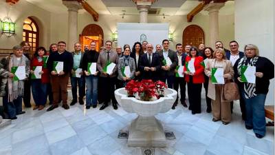 Jesús Estrella hace entrega de las resoluciones de ayudas del PEF a 21 entidades jiennenses. / Junta de Andalucía.