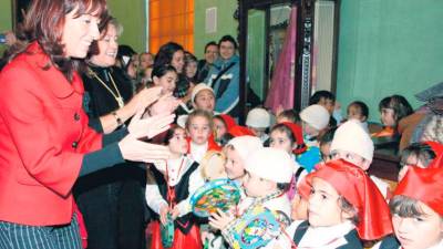 La alcaldesa, Carmen Peñalver, junto a los escolares cantando villancicos. / Archivo Histórico de Diario JAÉN.
