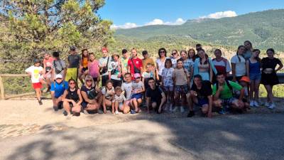 Antonio Funes con la directora del orfanato y tutores con los más de treinta niños que visitan este julio la provincia de Jaén con parte de la Sierra de Segura a sus espaldas.