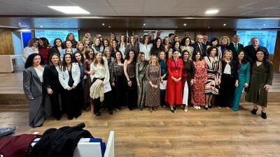 Foto de todos los asistentes, premiados y autoridades en el acto en honor al patrón de Enfermería, San Juan de Dios. / COEJ.