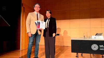 El director del Secretariado de Editorial Universitaria y Proyección de la Cultura de la UJA, Javier Marín López, junto con la directora de la Agencia Nacional de Evaluación de la Calidad y Acreditación (Aneca), Pilar Paneque.