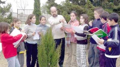 Un maestro imparte clases a sus alumnos. / Archivo Histórico de Diario JAÉN.