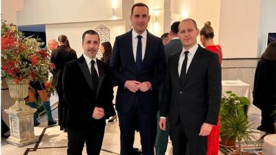 Juan Latorre, entre los productores de “Los Tortuga”. / Diputación de Jaén. 