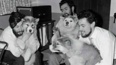 Dennis Bell (izquierda) con sus compañeros y los perros que los ayudaron a trabajar en la Antártida. Pleno invierno de 1959 en la Base de la Bahía del Almirantazgo. / Sebastián Hipperdinger / Europa Press.