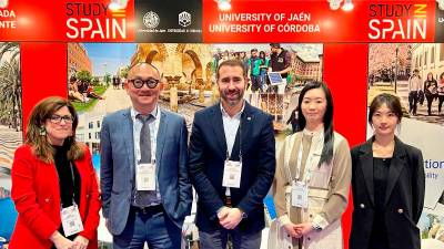 El vicerrector de Internacionalización de la Universidad de Jaén, José Ignacio Jiménez (centro), en el stand “Study in Spain”. / Universidad de Jaén.