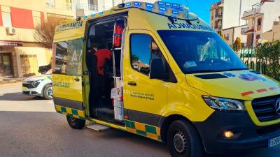 Ambulancia del Servicio de Emergencias 112 en la Plaza de la Constitución de Torredelcampo para socorrer al varón de 78 años atropellado.