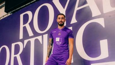 Eric Panés posa con la camiseta del Anderlecht de Bélgica. / Anderlecht.