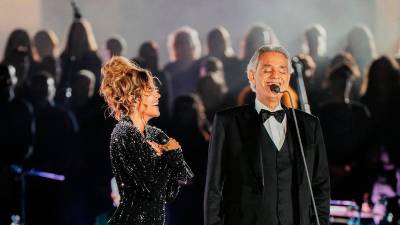Imágenes de Karol G y Andrea Bocelli durante su actuación compartidas en el Instagram de la reguetonera.