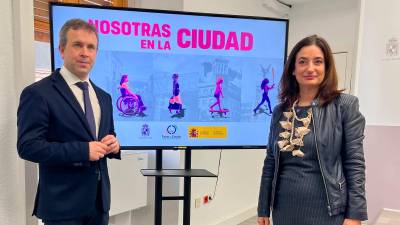 Julio Millán y Eva Funes durante la presentación. / Álvaro Guzguti / Diario JAÉN.