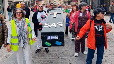Un grupo de manifestantes de la manifestación convocada este domingo. / A. Claudio.