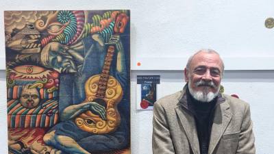 El artista plástico Tomás Fernández junto a una de sus obras. / Ana Lechuga / Diario JAÉN.
