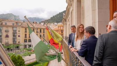 Pedro Fernández, Sara Aagesen y Francisco Reyes en el balcón del Palacio Provincial el pasado abril. 