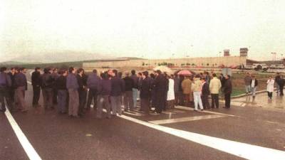 Los trabajadores de la cárcel llevaron a cabo un acto de protesta al mediodía del 22 de enero de 1996. / Archivo Histórico de Diario JAÉN.