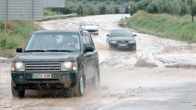La carretera de Fuerte del Rey, inundada de agua y barro. / Archivo fotográfico de Diario JAÉN.