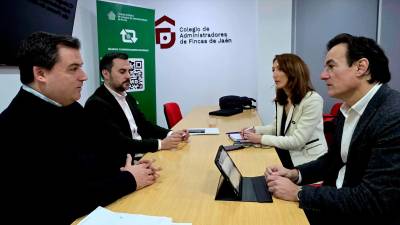 Agustín González, y Mónica Moreno (derecha), con el presidente del Colegio Profesional de Administradores de Fincas de Jaén, José María Maigler, y su tesorero, José Antonio Lanzas (izquierda). 
