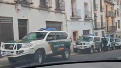 Coches de la Guardia Civil durante la redada en Alcalá la Real.