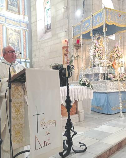 <i>El párroco, Manuel García Pérez, durante la celebración eucarística.</i>