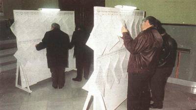 Los ciudadanos consultan la lista del censo electoral en el Ayuntamiento de Jaén. / Archivo Histórico de Diario JAÉN.