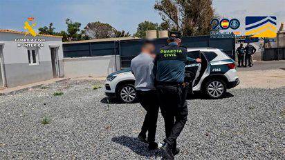 <i>Nueve detenidos en Almería por favorecer a mafias de migración irregular y narctotráfico entre Argelia y España. / Guardia Civil.</i>