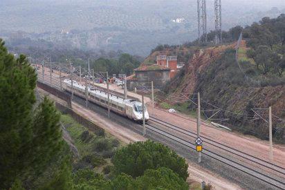 <i>Imagen de archivo de un tren de alta velocidad. / Francisco J. Olmo / Europa Press.</i>