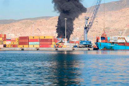 <i>Incendio declarado en una zona de contenedores del Muelle de Pechina del Puerto de Almería. / Marian León / Europa Press.</i>