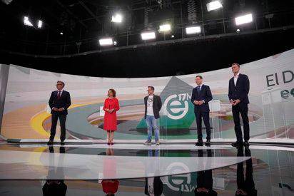 <i>Los cinco candidatos a la Presidencia de la Junta de Andalucía en el inicio del debate electoral de cara al 17M celebrado en Canal Sur. / Joaquín Corchero / Europa Press.</i>