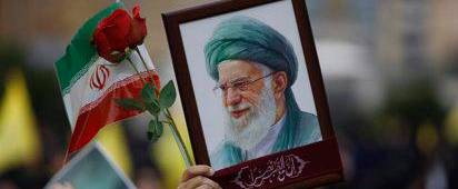 Miles de personas marchan en el sur de Beirut tras un llamamiento de Hezbolá, expresando dolor tras el asesinato del líder supremo de Irán, Alí Jamenei. / Europa Press.