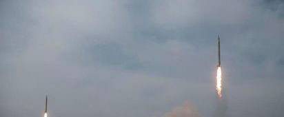 Imagen de archivo de un lanzamiento de misiles iraníes de largo alcance durante un simulacro militar en un lugar no revelado del Gran Desierto.