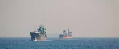 magen de archivo de un buque cisterna y un carguero. / Europa Press.