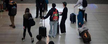 Un grupo de personas en el aeropuerto de LaGuardia, en Nueva York, Estados Unidos. Archivo. / Europa Press.