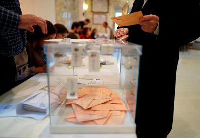<i>Una urna en un colegio electoral, a 15 de marzo de 2026. Archivo. / Pablo Requejo.</i>