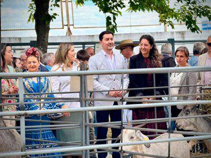 <i>La delegada en funciones del Gobierno de la Junta de Andalucía en Jaén, Ana Mata, el alcalde del municipio Cristóbal Pérez y la delegada territorial de Agricultura, Pesca, Agua y Desarrollo Rural, Soledad Aranda, en su visita a la Feria de Ganado. / Europa Press.</i>