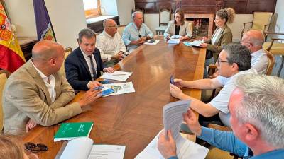 Julio Millán recibe este lunes a Francisco Miguel Sánchez, al frente de un grupo de miembros de la entidad promotora, del Club de Golf. / Ayuntamiento de Jaén.