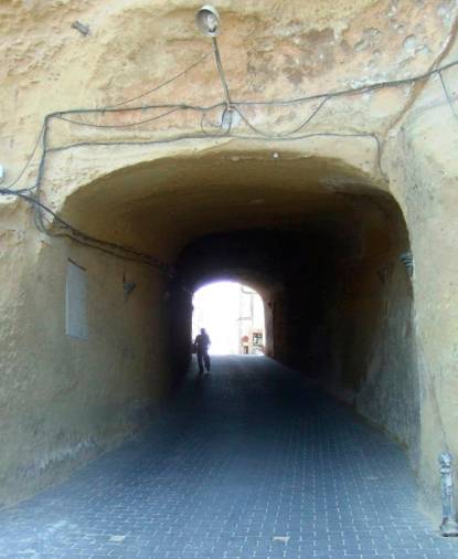 <i>Túnel de entrada al casco histórico desde la calle Trascastillo a la plaza.</i>